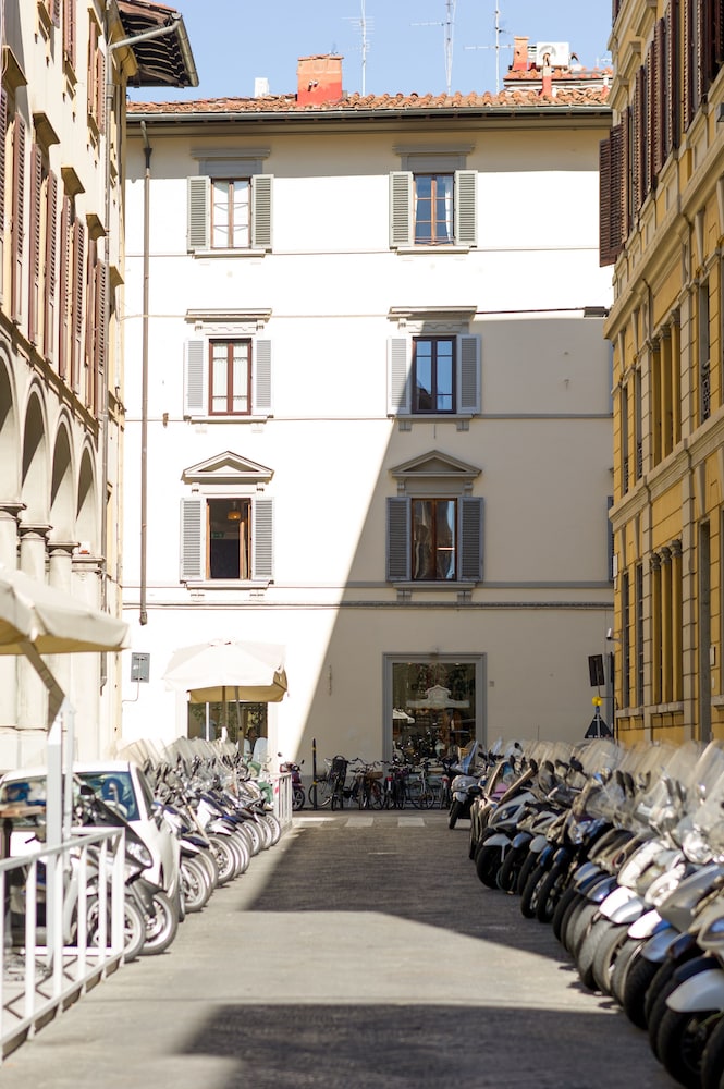 Arnobio Florence Suites 28/34