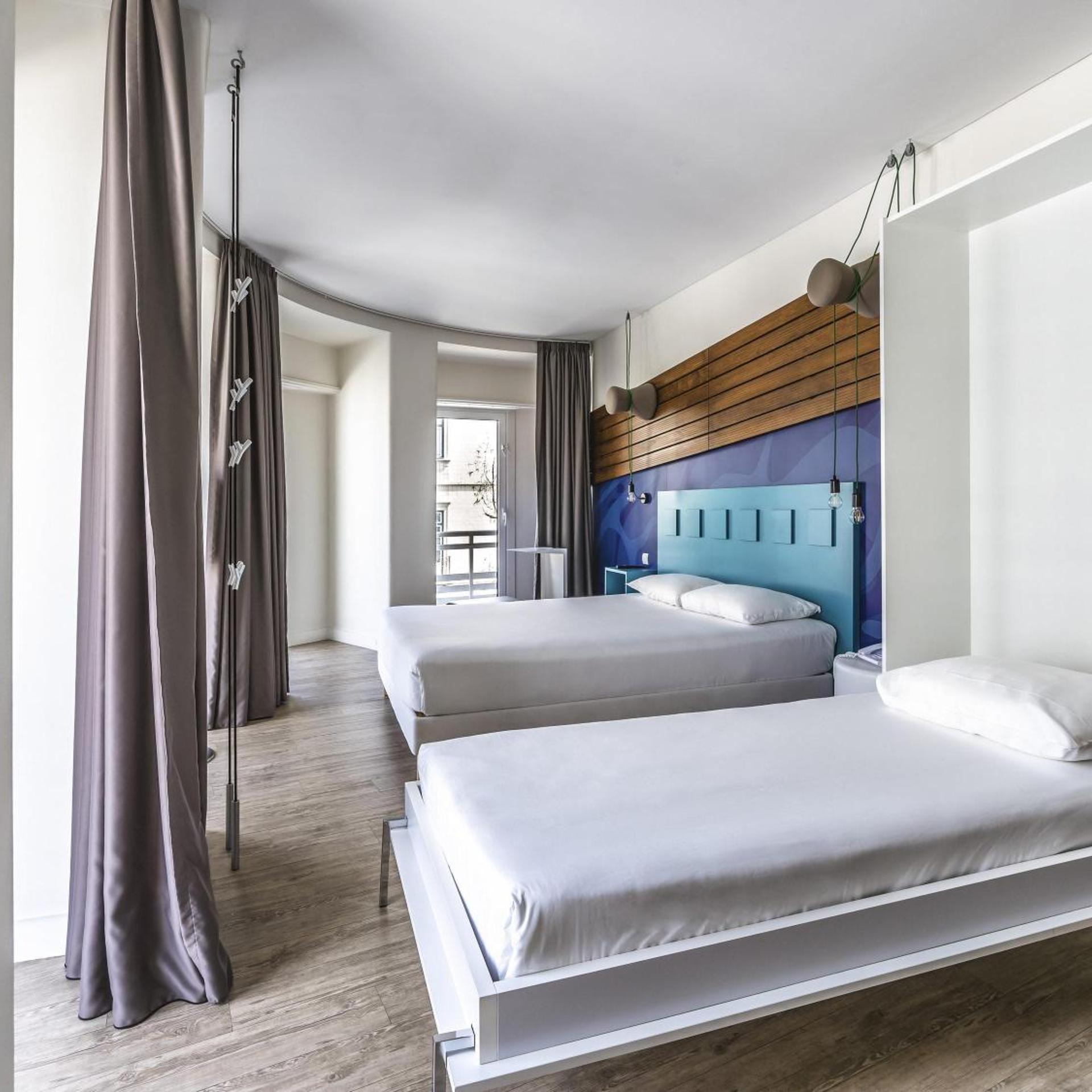 ROOM, TRIPLE, 1 DOUBLE AND 1 SINGLE BED