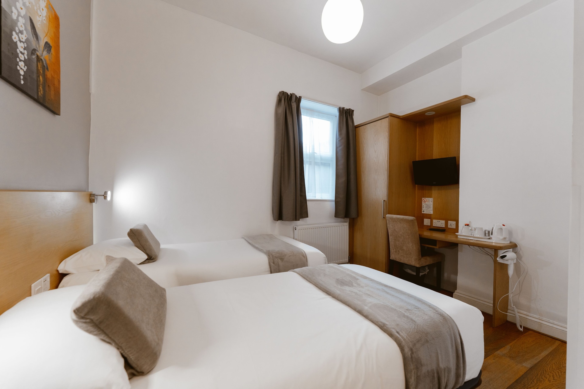 ROOM, TWIN BEDS