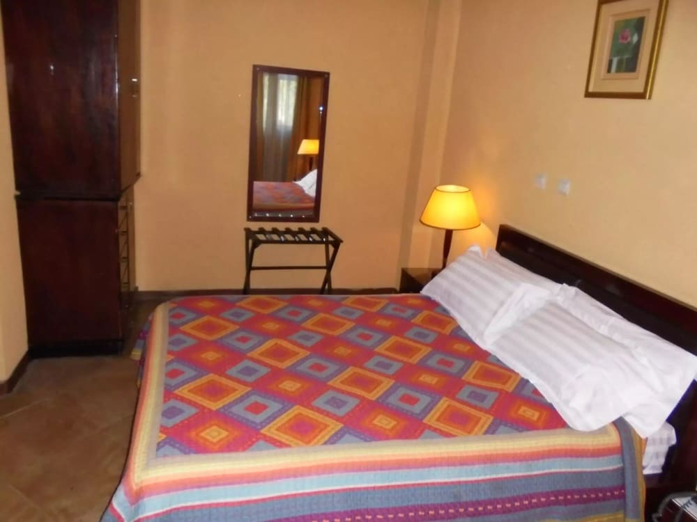 The Lions Den Hotel 10/19