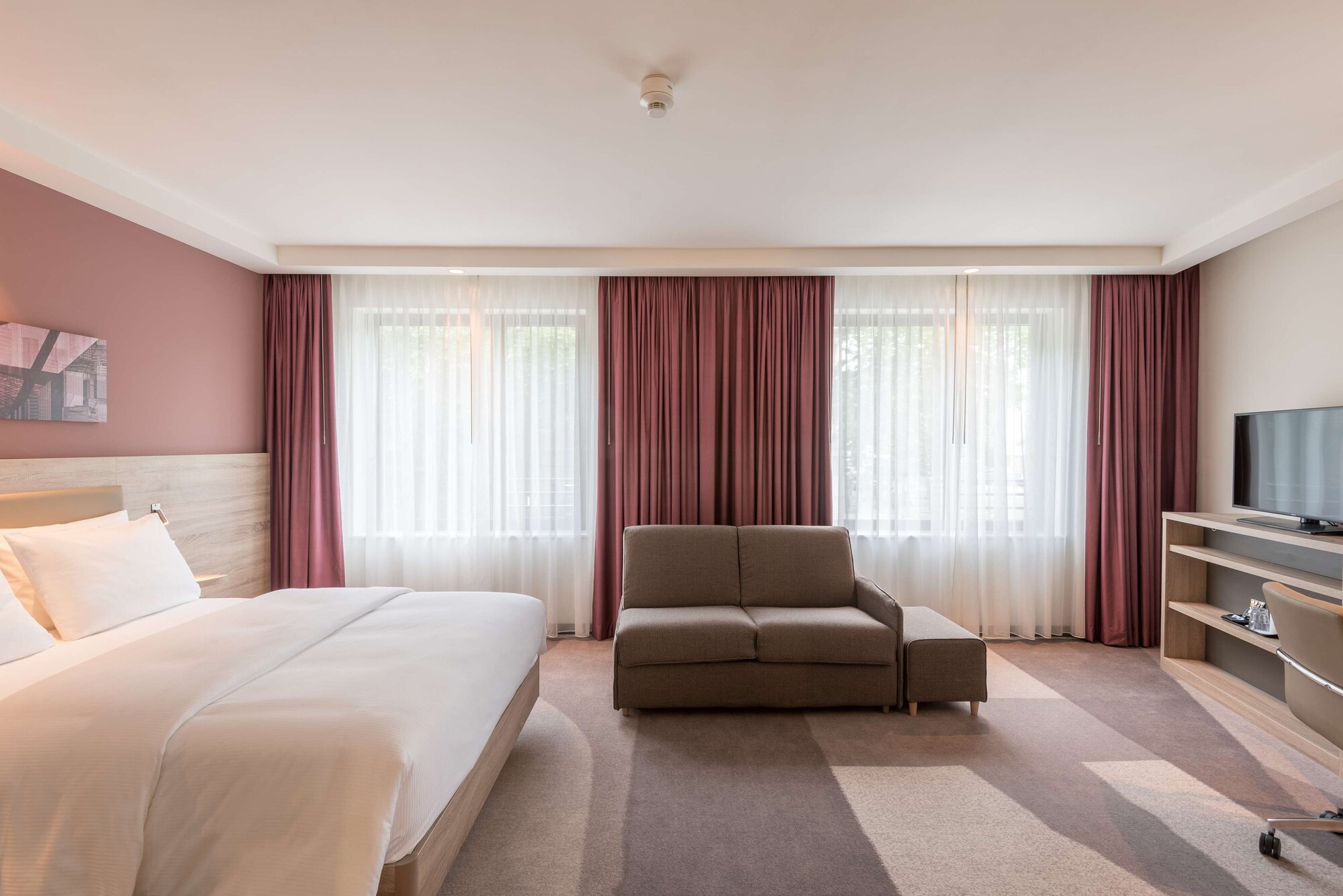 ROOM, QUEEN BED, SOFA
