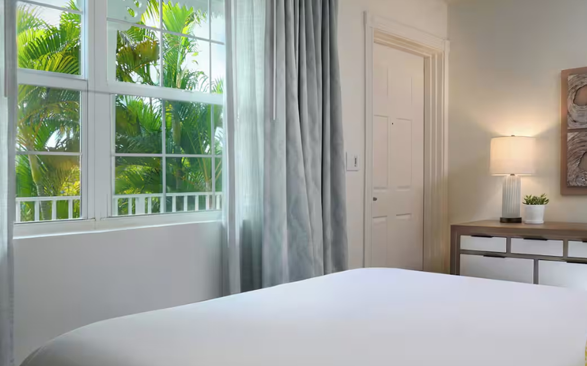Petite, Queen Bed