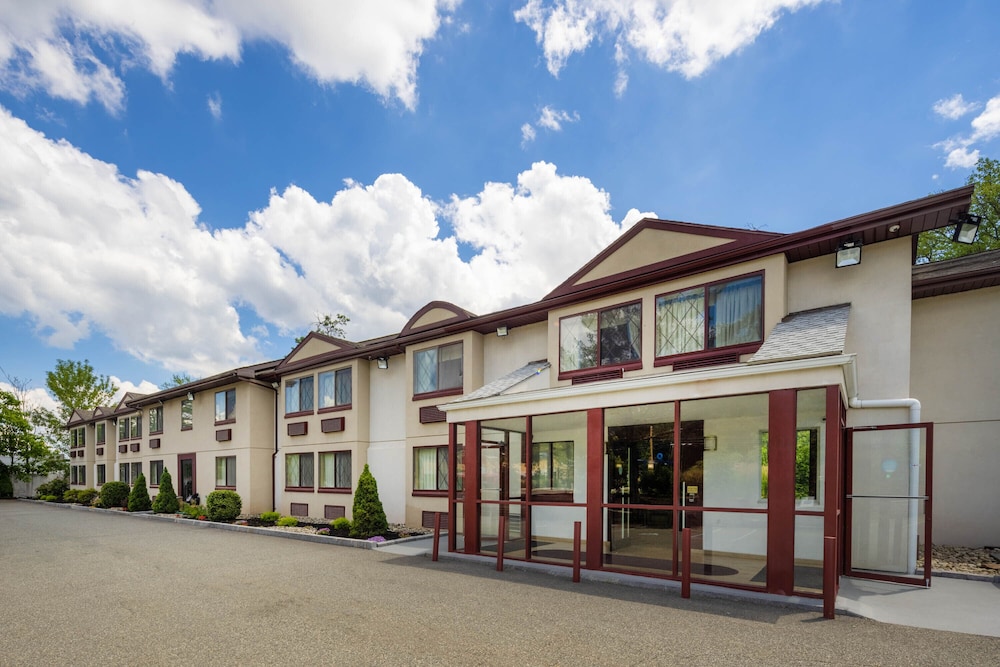 Super 8 by Wyndham Nyack NY 5/37