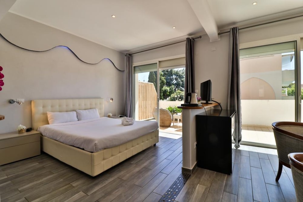 JUNIOR SUITE, POOL VIEW, TERRACE