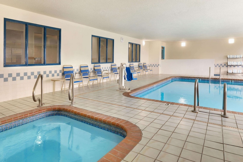 Sleep Inn & Suites Salina I-135 17/26