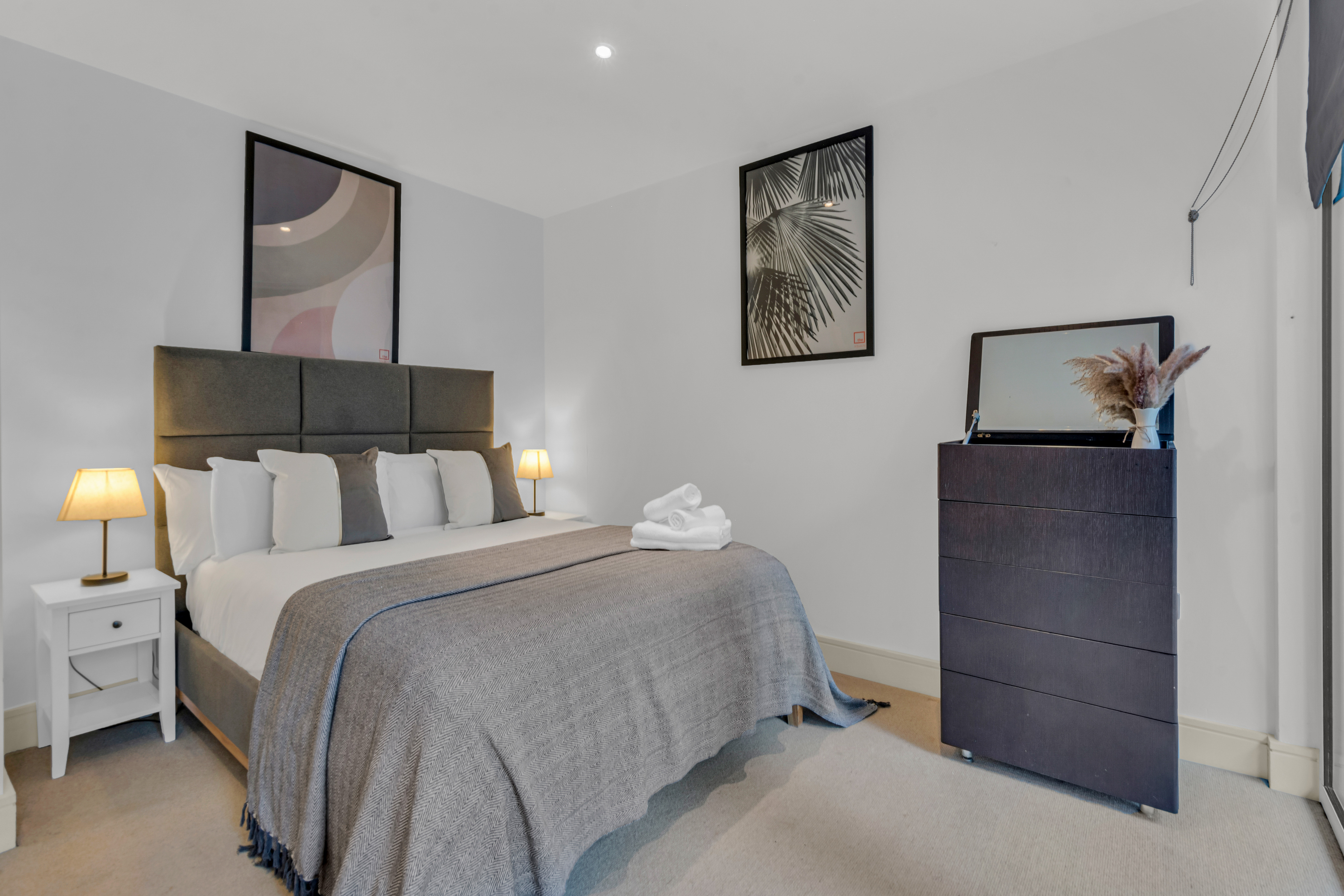 Luxurious Lanterns Court Two-Bedrooms Apartments 11/50