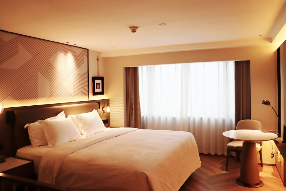 Suite, King Bed, Murphy Bed