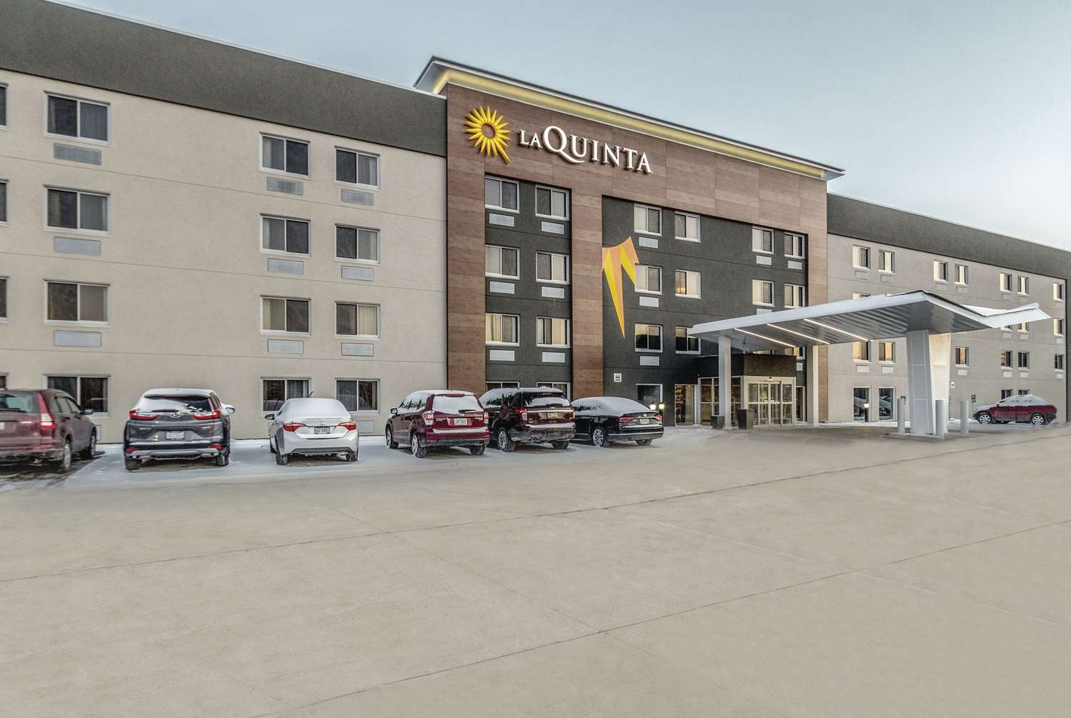 La Quinta Inn & Suites by Wyndham Cleveland - Airport North 40/44