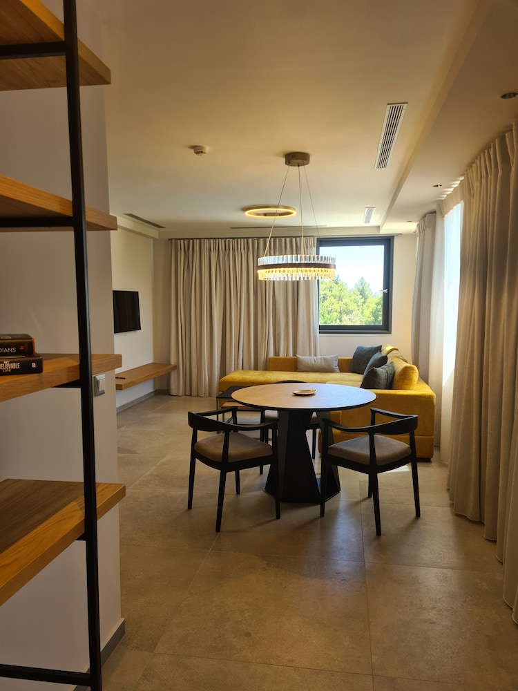 Galaxy, Suite, King Bed, Forest View, Outdoor Jetted Tub, Sofa، Celestial All Suites - Adults Only 3/4