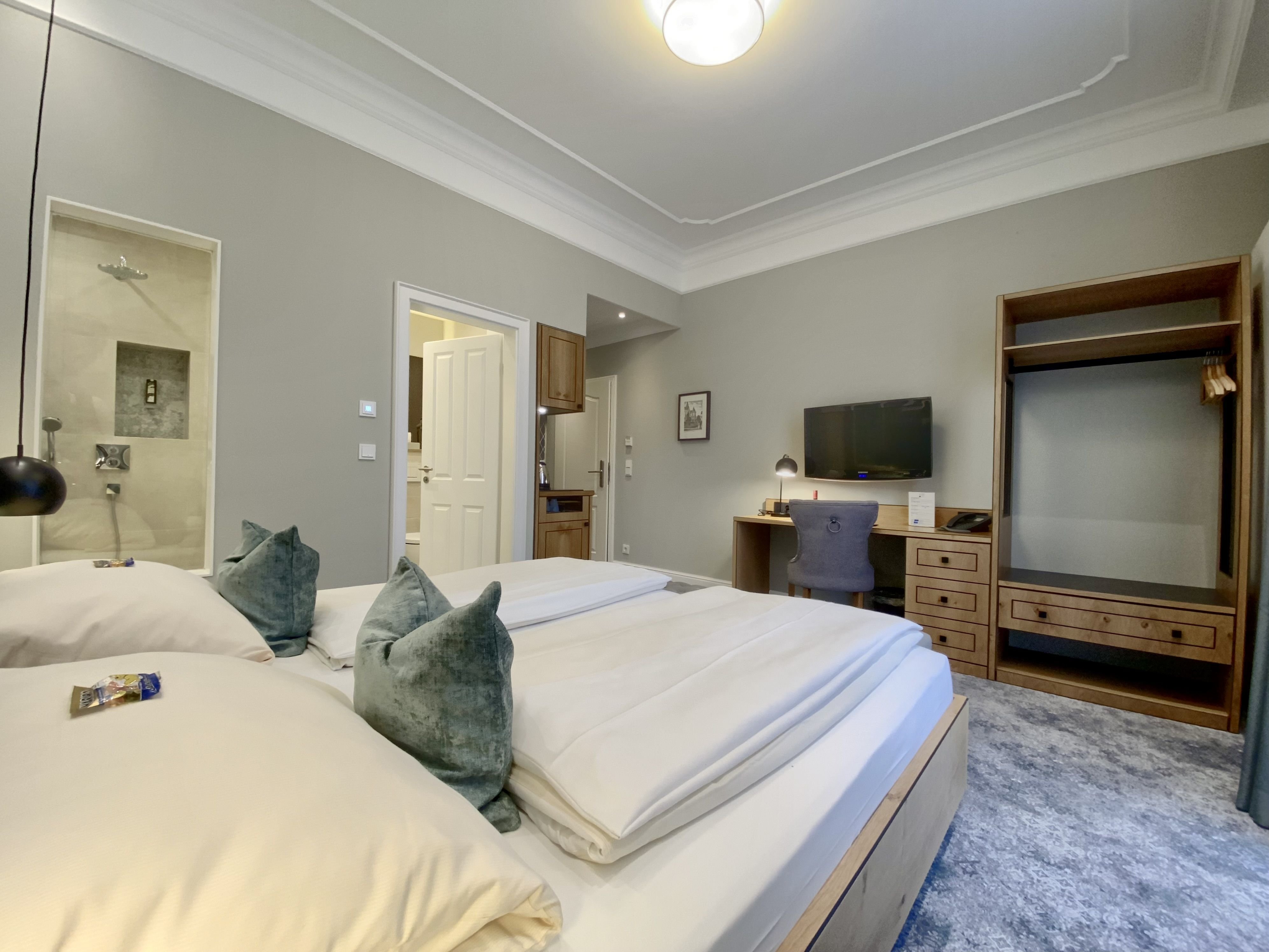 DELUXE, DOUBLE BED