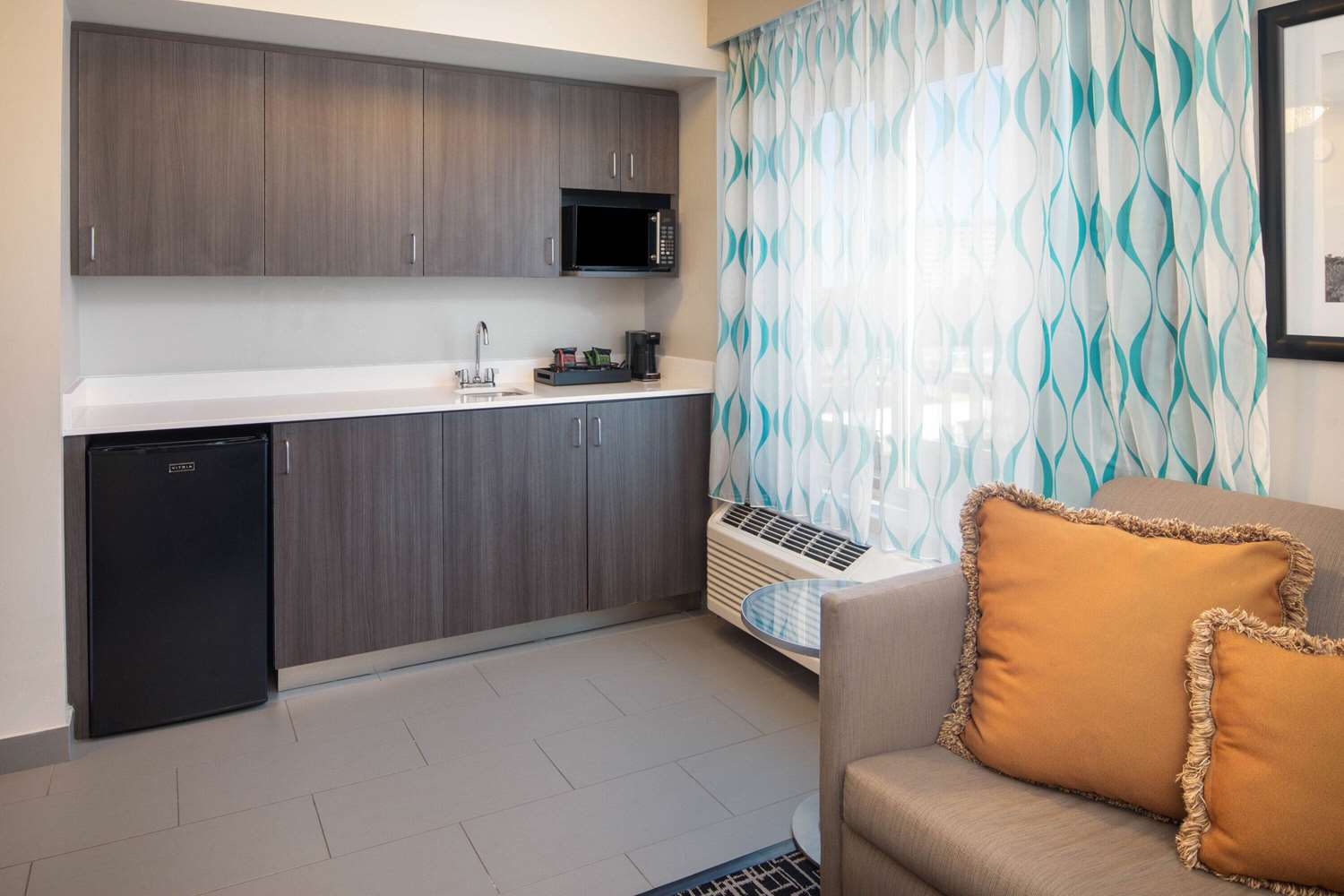 La Quinta Inn & Suites by Wyndham Atlanta Airport North 16/60
