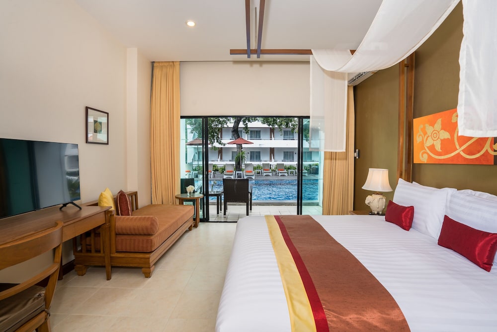 Deluxe, King Bed, Pool Access