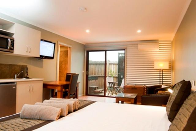 Courtyard, King Bed