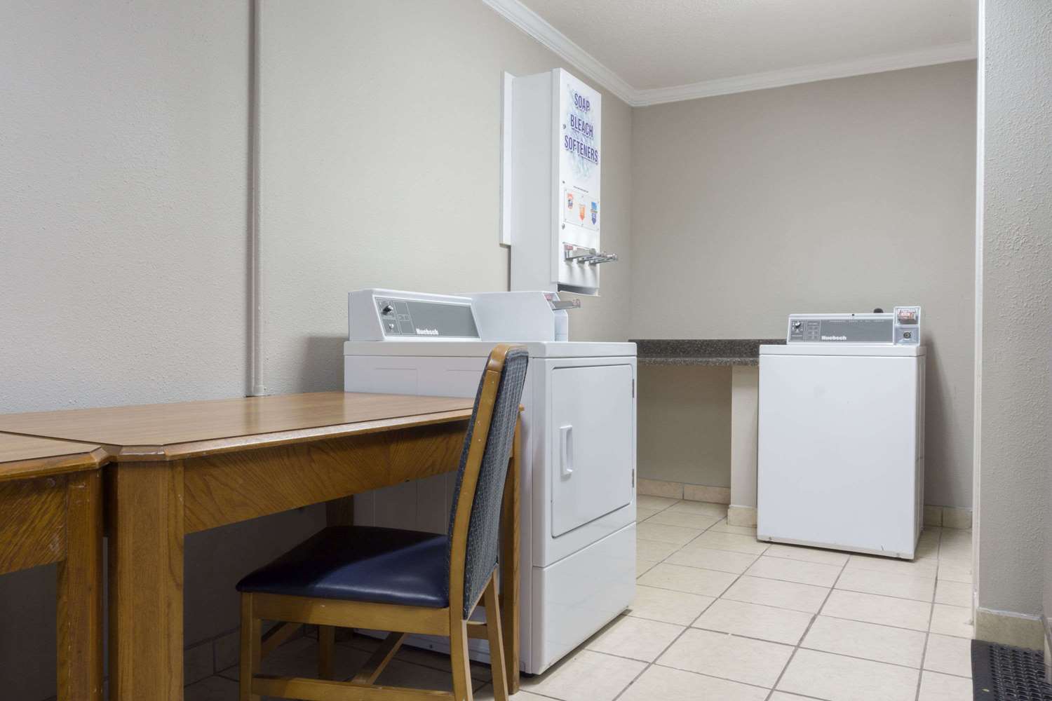Days Inn by Wyndham Florence Cincinnati Area 14/17