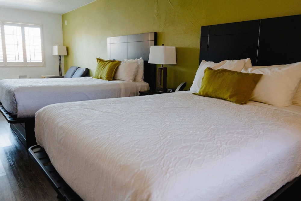 DELUXE, 2 QUEEN BEDS, SOFA