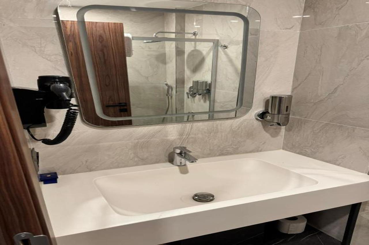 GNC Airport Hotel 18/19