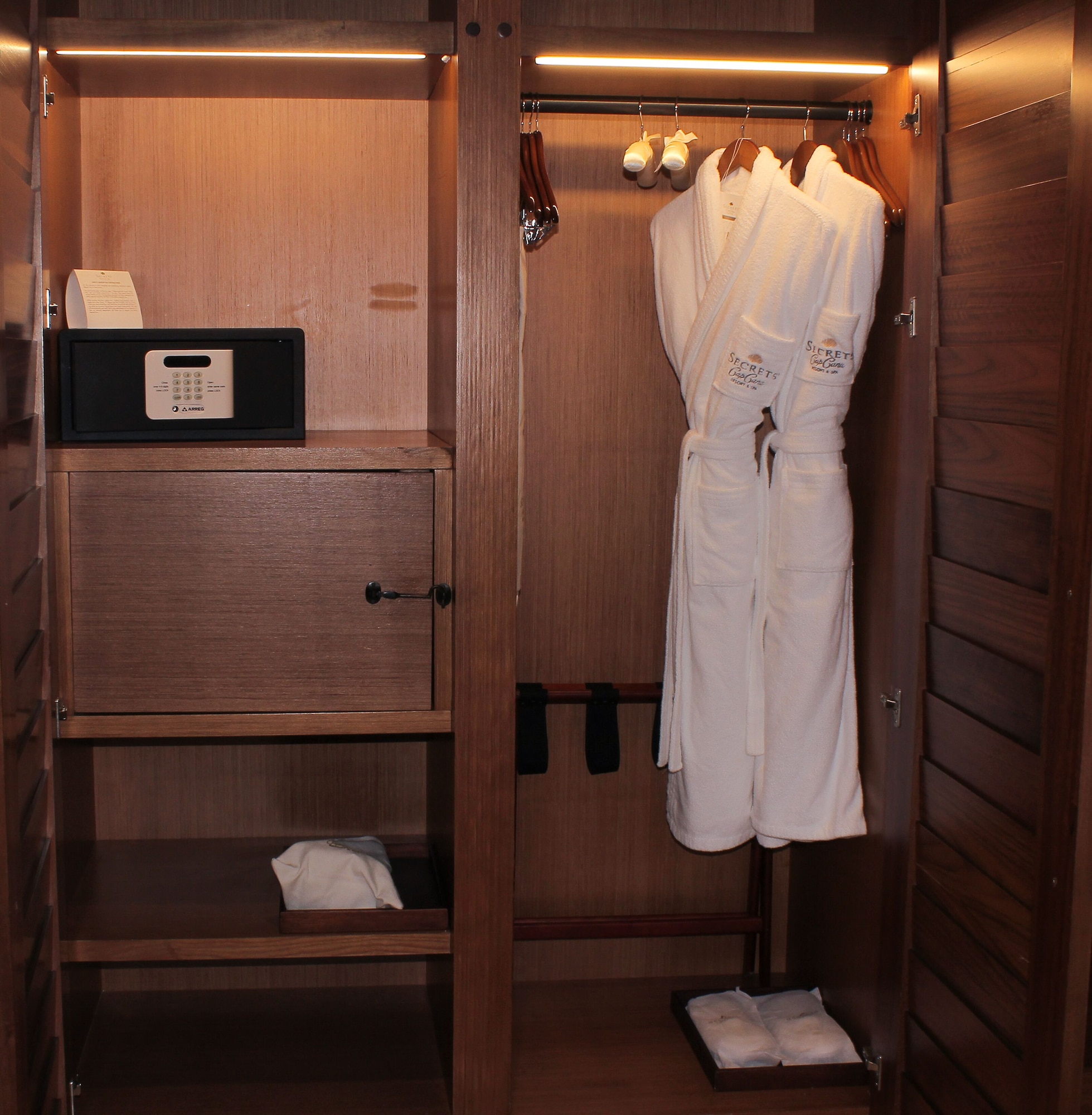 Preferred Club, Master, Suite, Bungalow, King Bed, Ocean Front