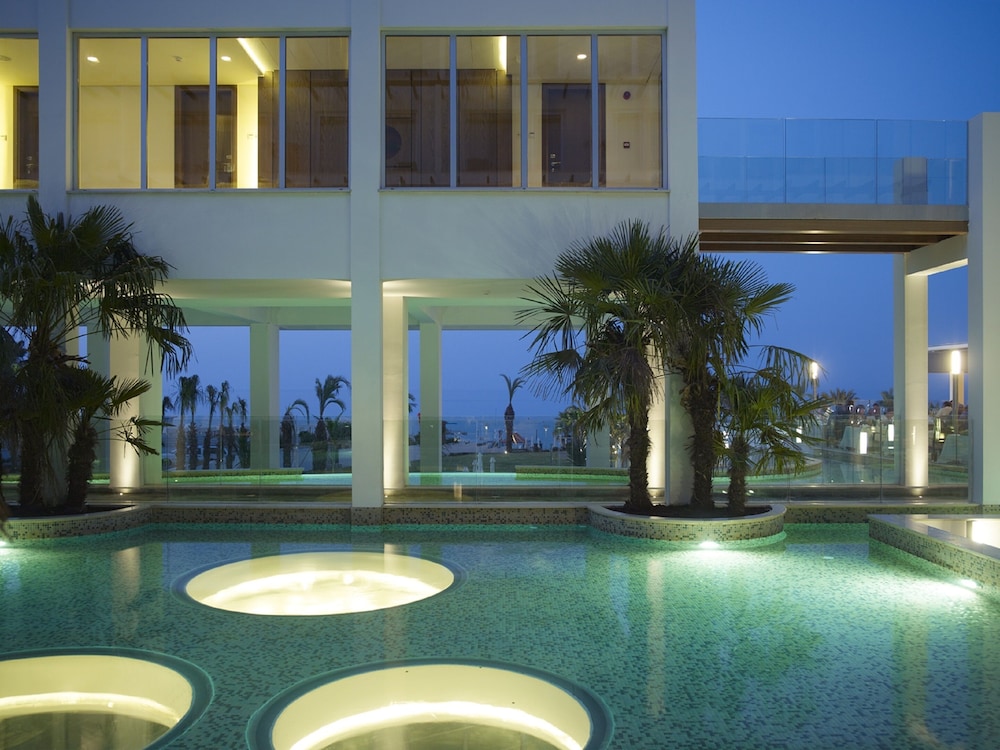 Sunrise Pearl Hotel & Spa in PARALIMNI