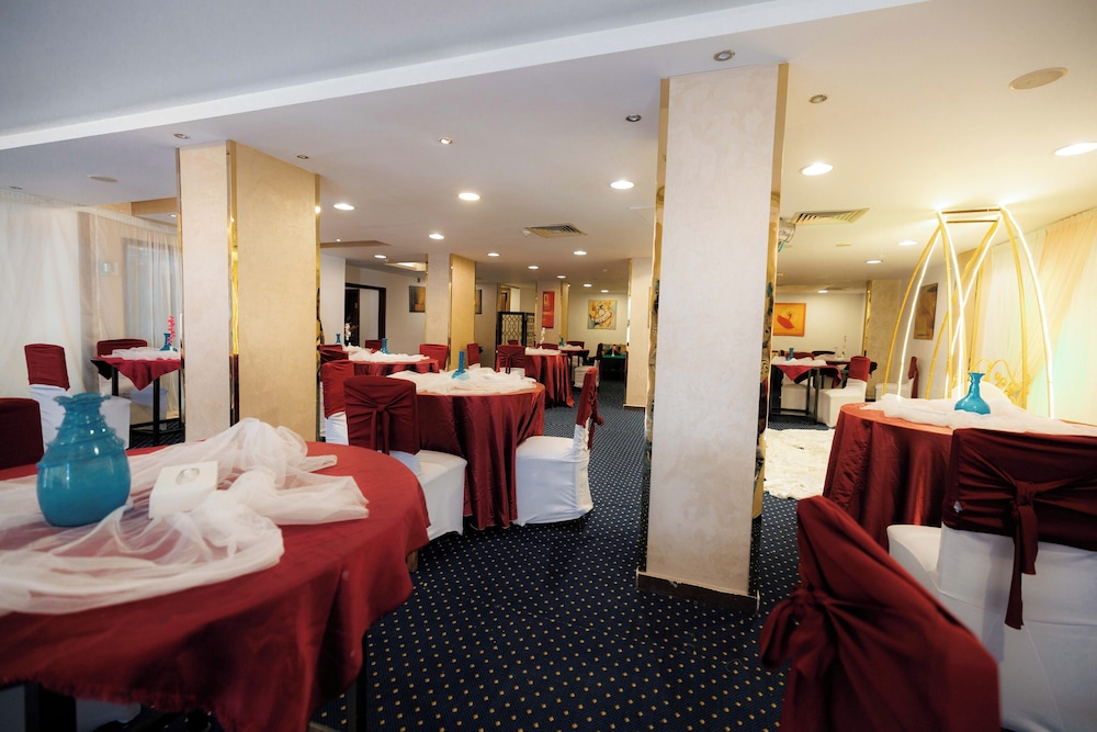 restaurant cafeteria