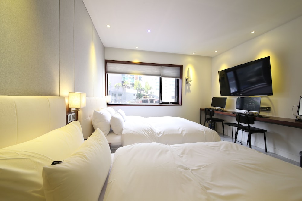 Brooks Hotel 20/50