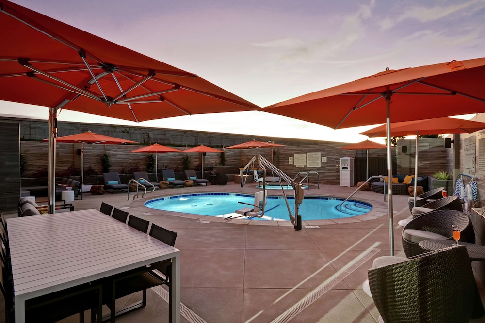 HAMPTON INN AND SUITES LOS ANGELES BURBANK AIRPORT in BURBANK - CA
