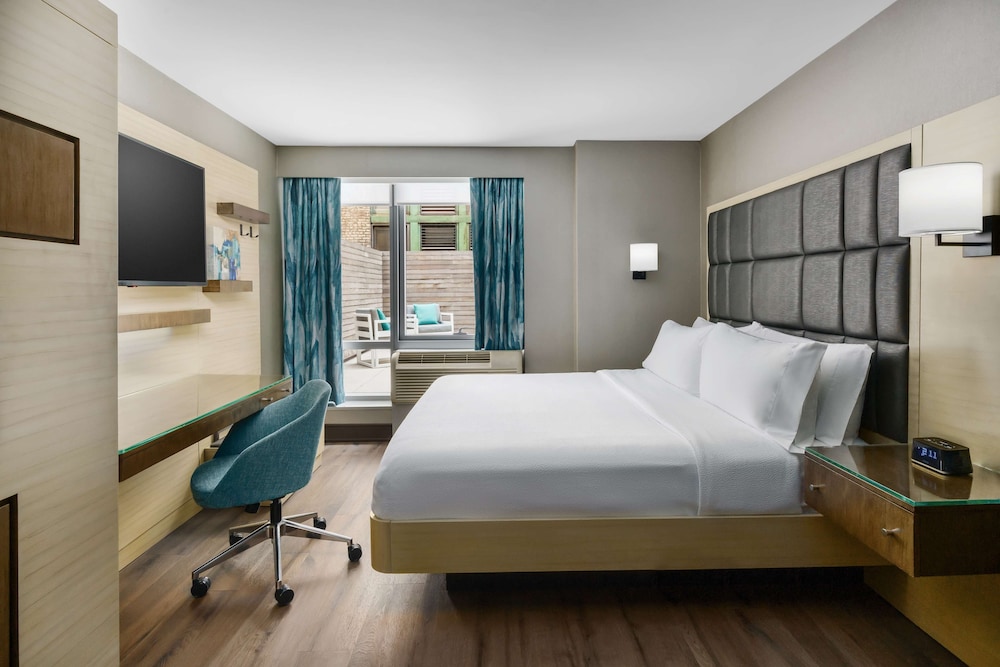 STANDARD, KING BED, SOFA, BALCONY