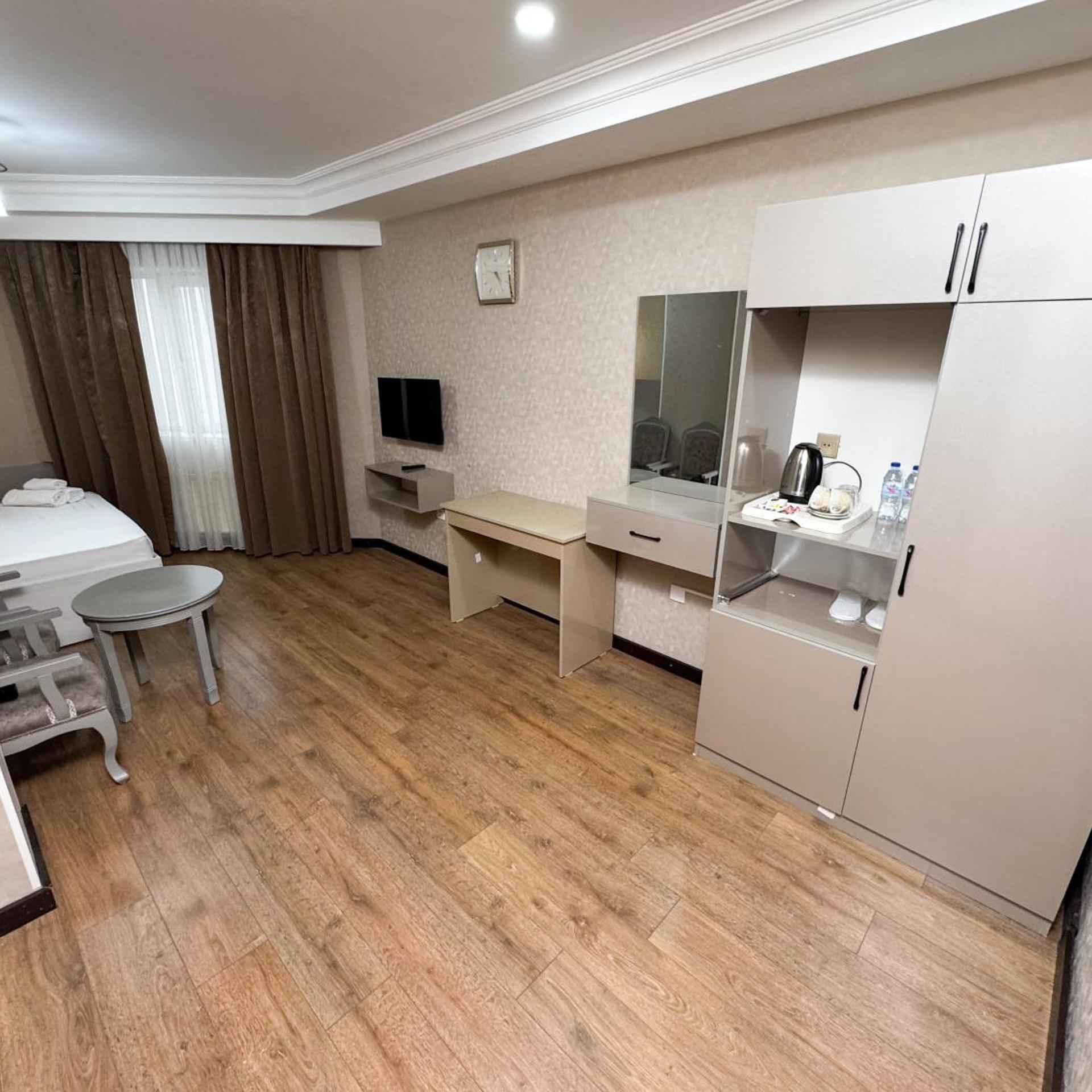 Consul Hotel 33/50