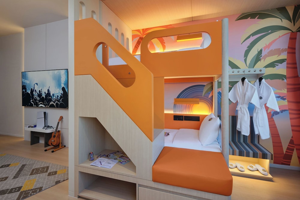 Silver, Family, Suite, King Bed, Bunk Bed, City View، Hard Rock Hotel Pattaya 4/5