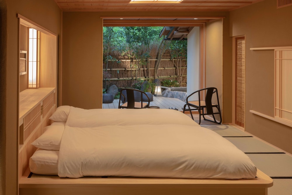 4 Futon Beds, Outdoor Bath