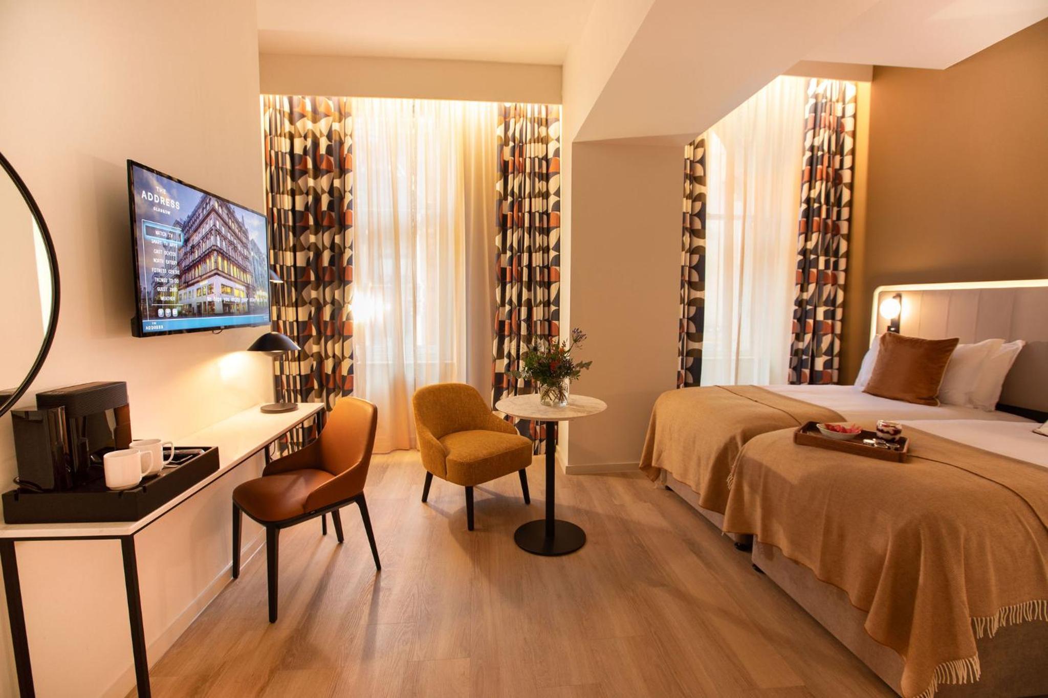 CLUB, TWIN BEDS