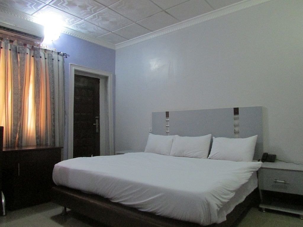 CLASSIC, SINGLE, QUEEN BED, GOLF COURSE VIEW
