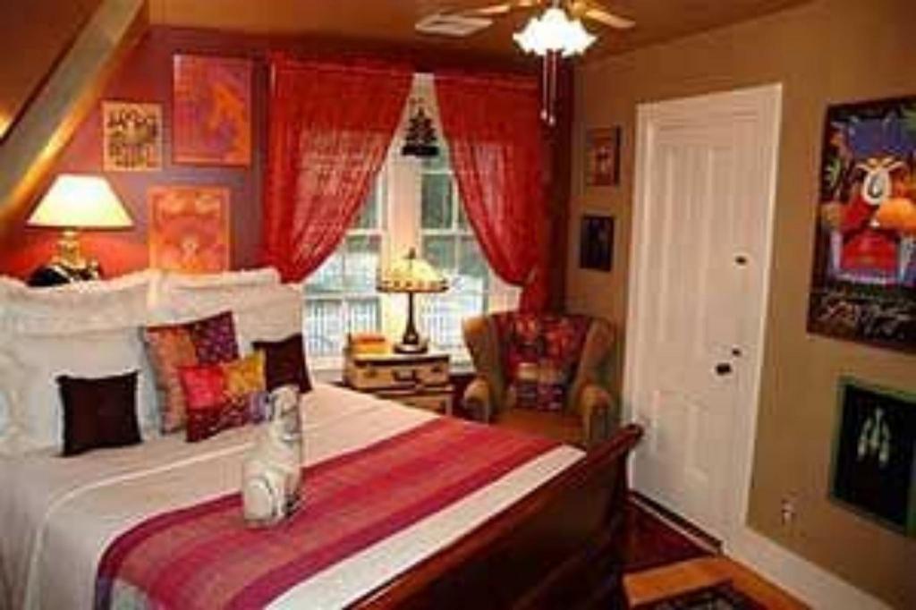 Red Elephant Inn Bed and Breakfast 10/49