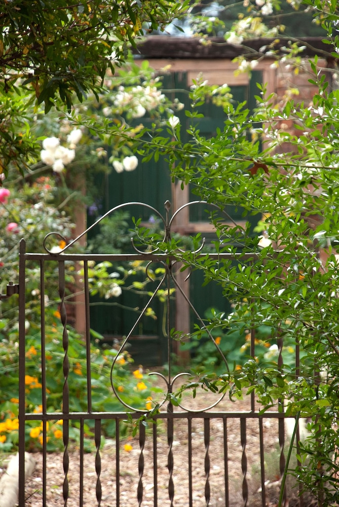 Ama Casa Self Catering Cottages 24/36