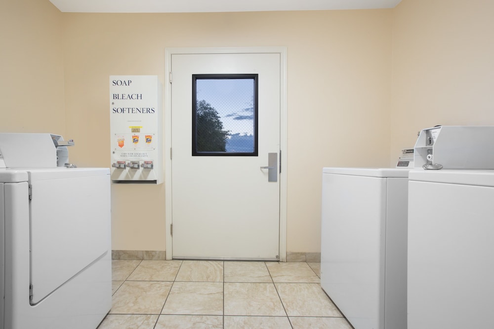Days Inn by Wyndham Lake Havasu 18/36