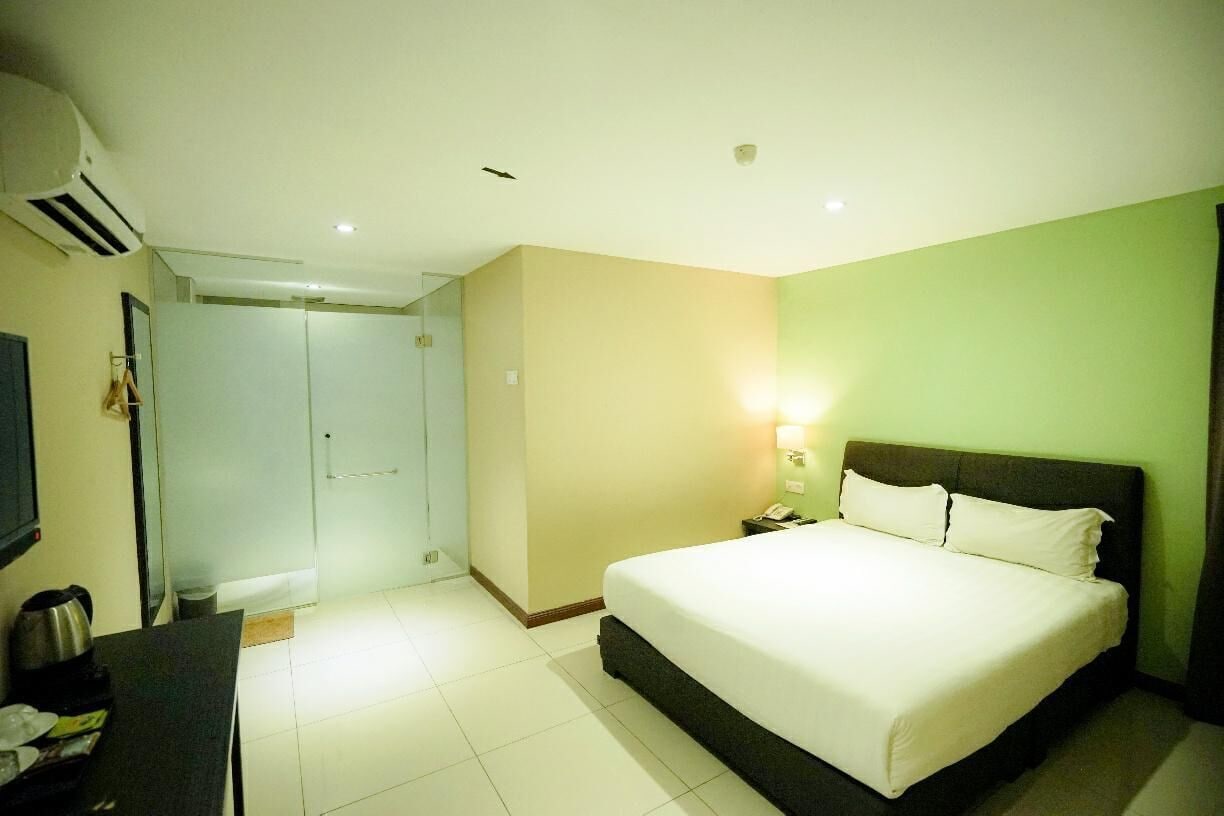 Standard, Queen Bed, No Window
