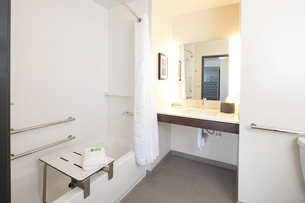 جناح بسرير كينج بغرفة نوم واحدة لذوي الإعاقة، Holiday Inn Kalamazoo West 3/4