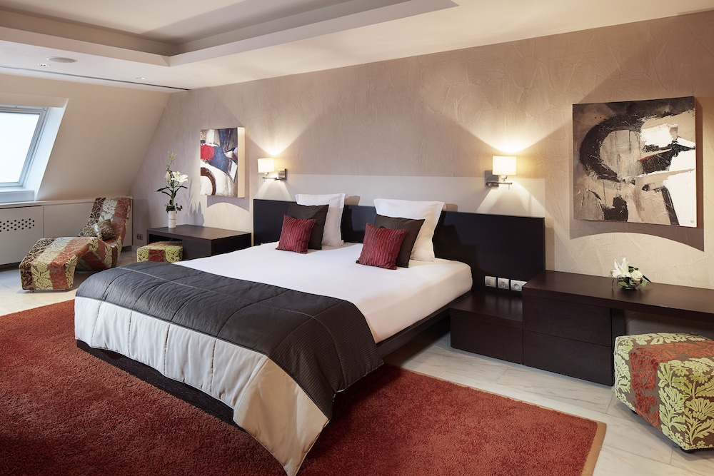 جناح بسرير كينج بشرفة مع أريكة