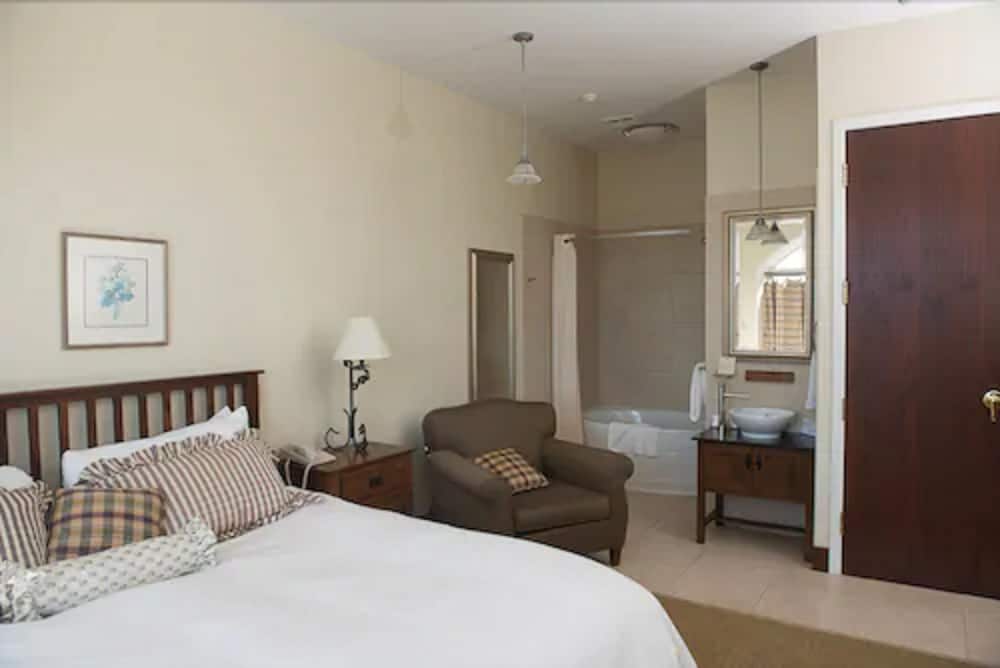 Romantic, Spa, King Bed, Pool Side