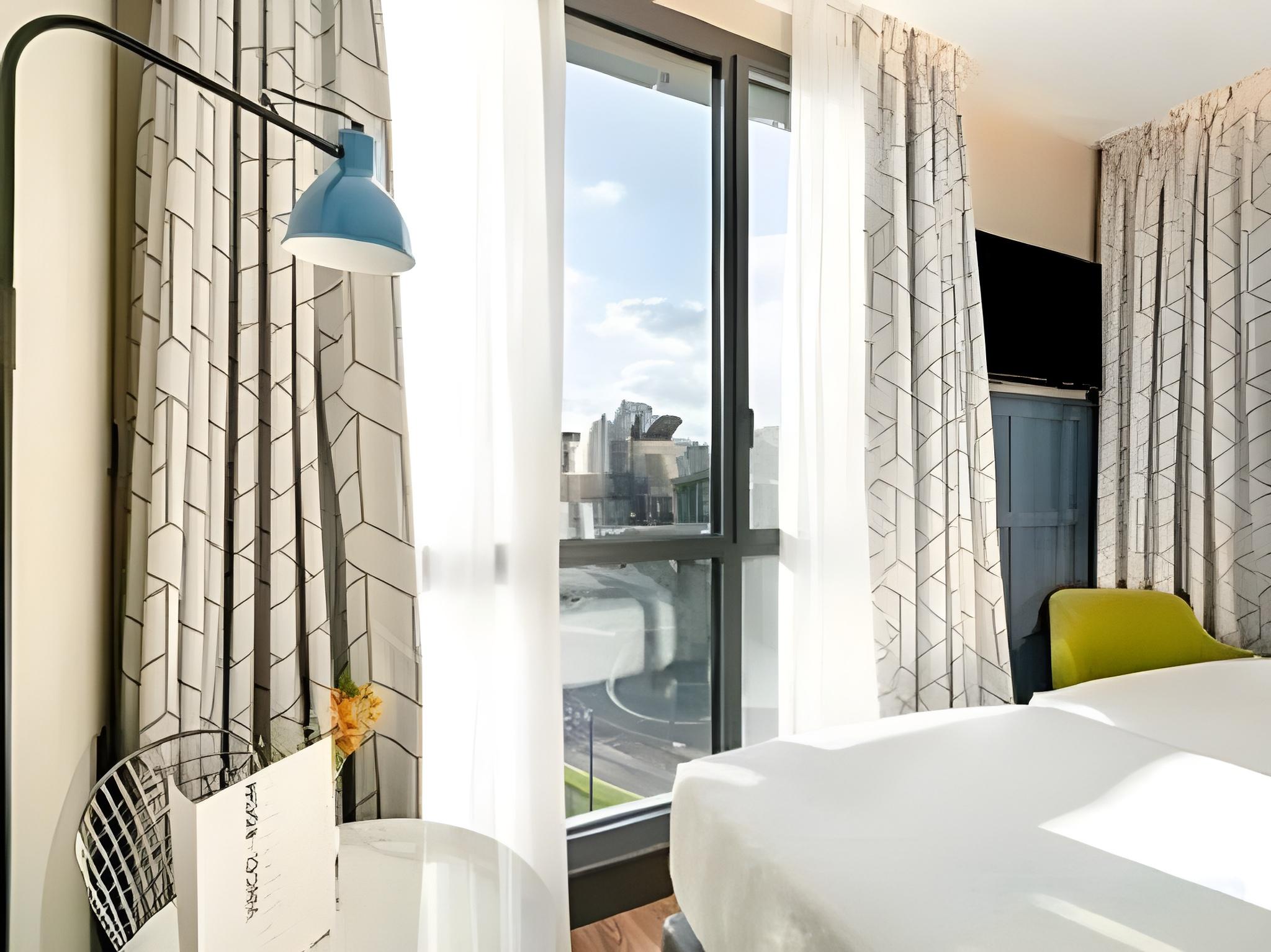 Junior Suite, Double Bed, Guggenheim View, Sofa