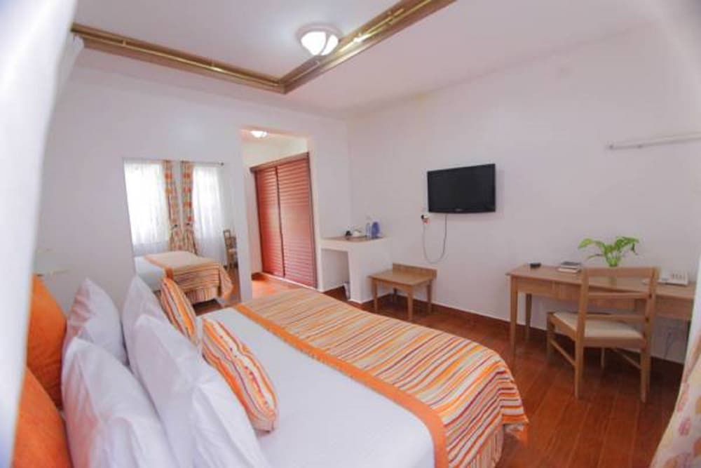 LUKENYA GETAWAY 7/50