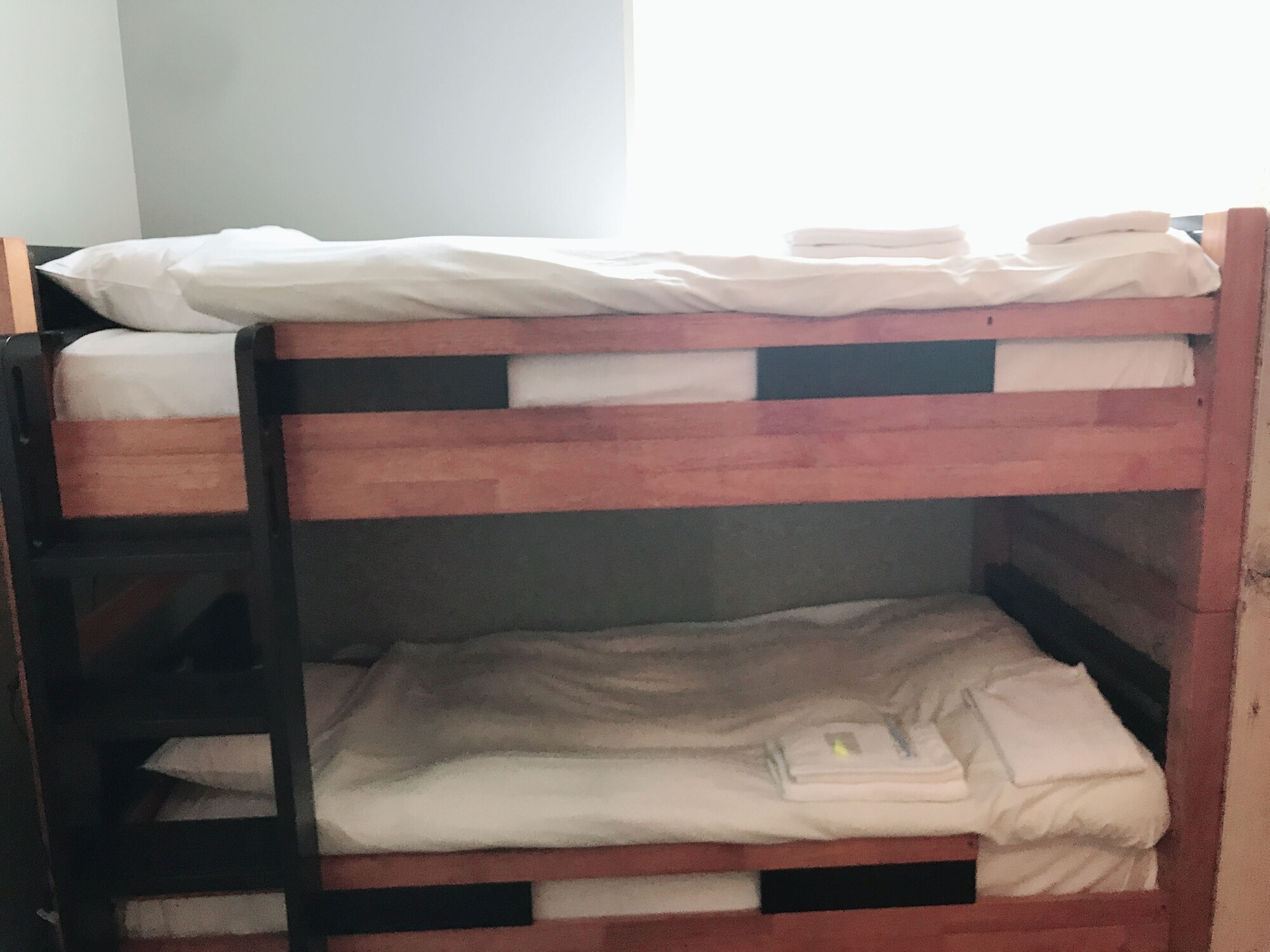 MIXED DORM, 2 BUNK BEDS