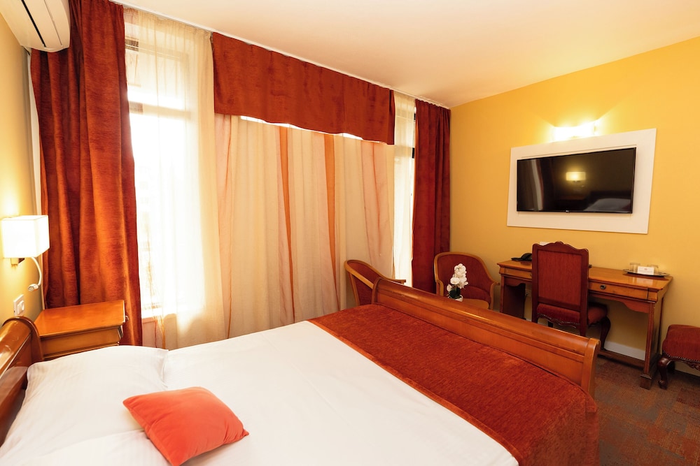 جناح بسرير كوين، Continental Hotel 4/8