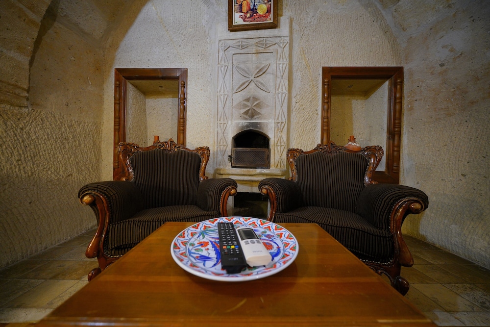 Harman Cave Hotel 66/78