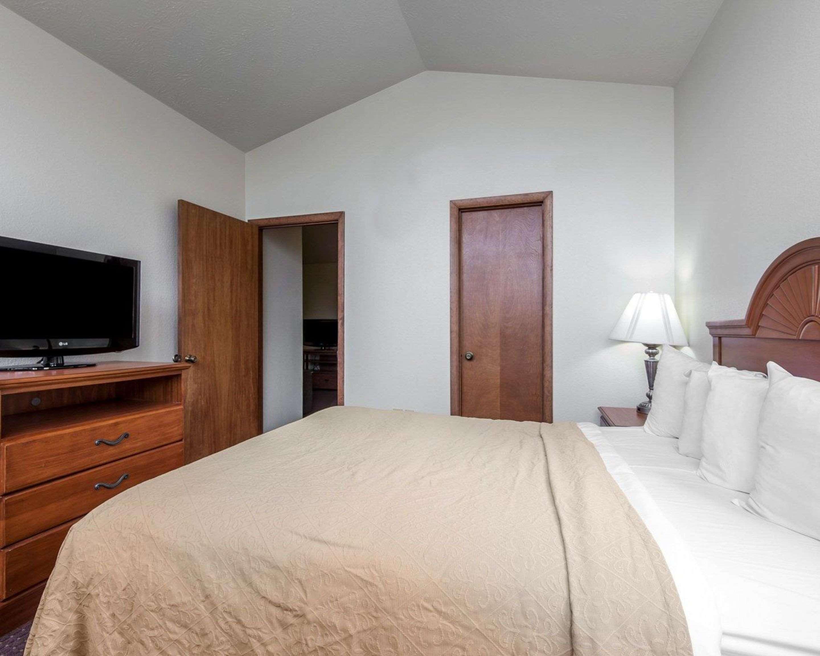 SUITE, KING AND QUEEN BED