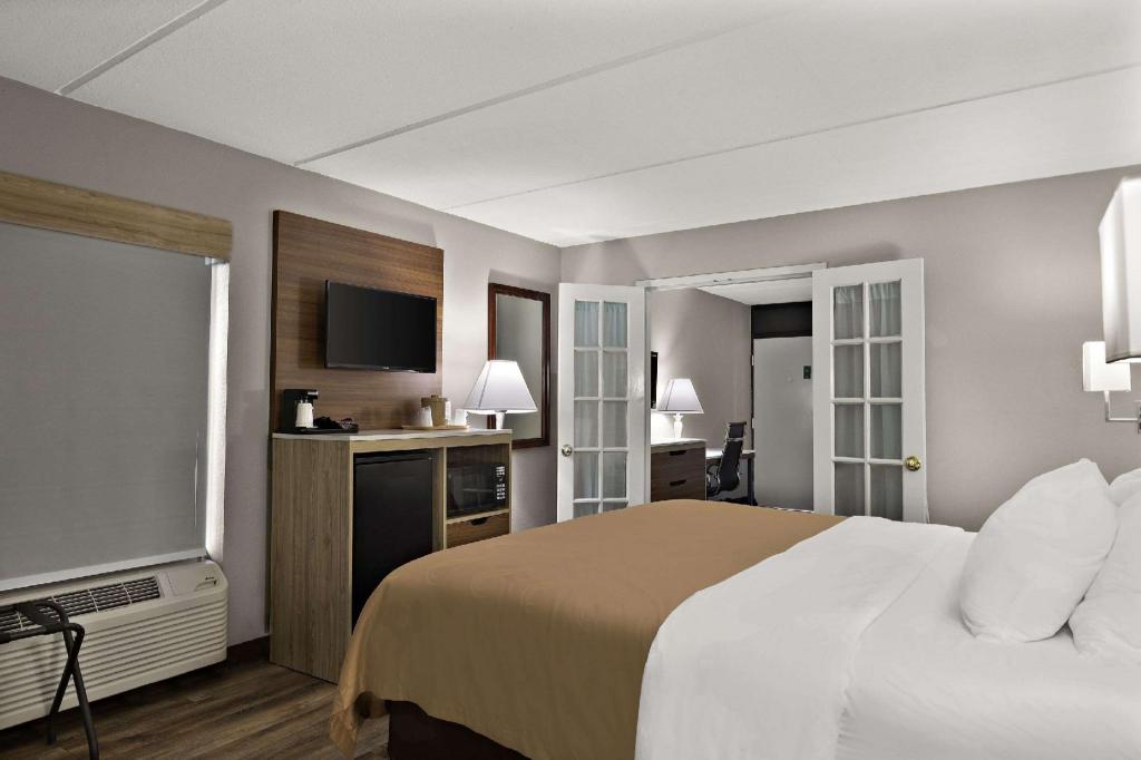 Suite, King Bed, Smoking