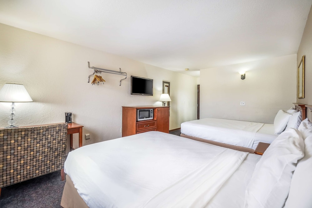Americas Best Value Inn Marquette 6/46