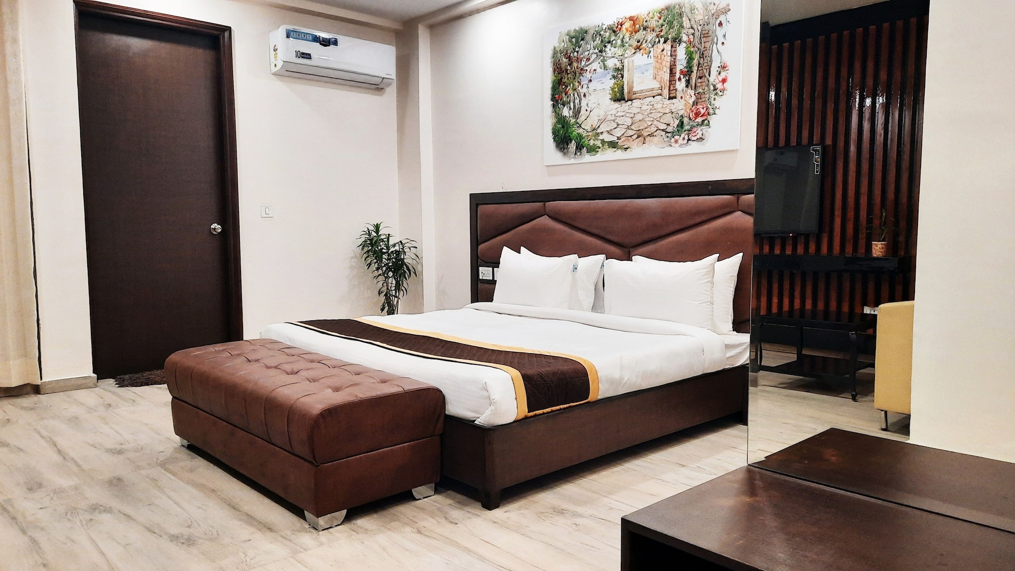 SUPERIOR, DOUBLE OR TWIN BED
