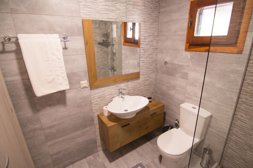 Casa Luxury Suites 40/44