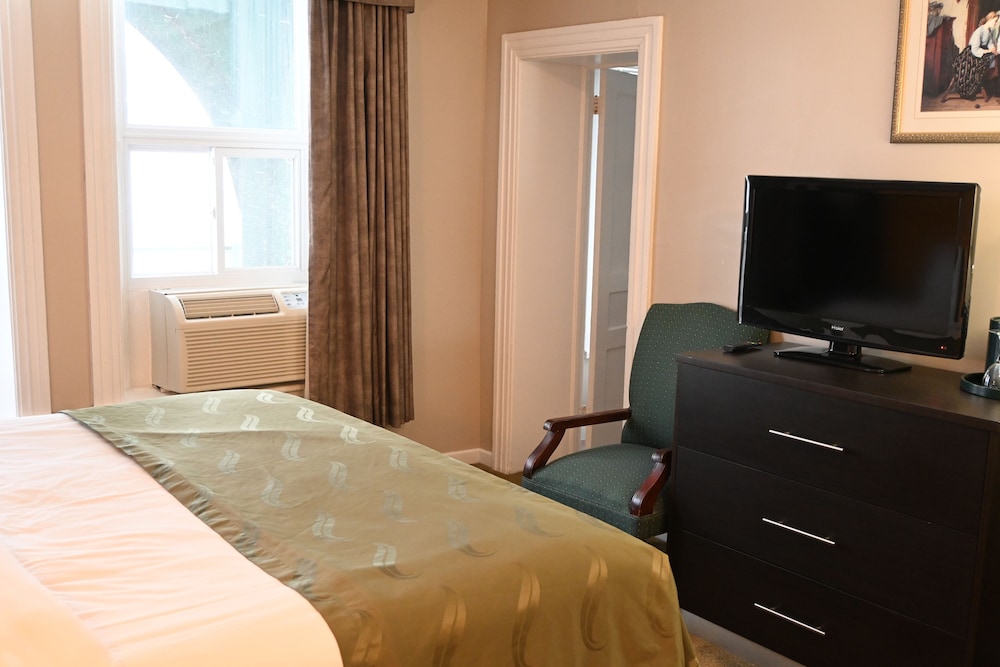 Gananoque Inn Spa 26/66