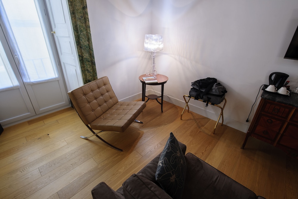 SANTA CHIARA BOUTIQUE HOTEL 51/73
